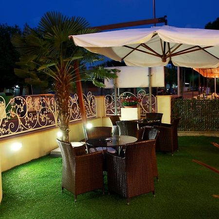 Hotel Monica แชร์เวีย ภายนอก รูปภาพ