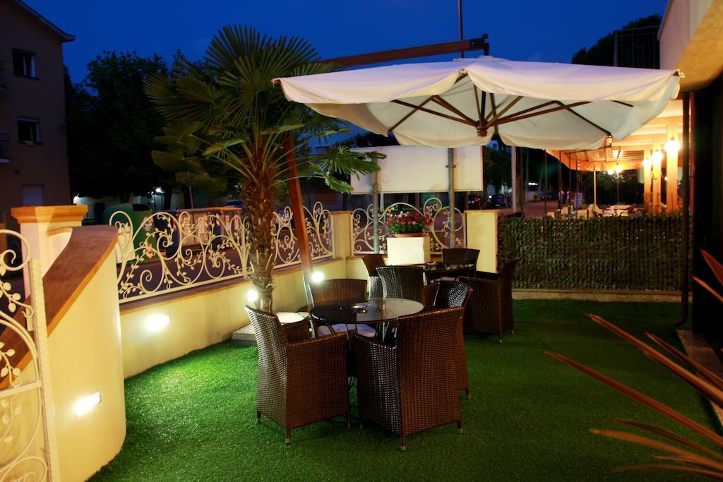 Hotel Monica แชร์เวีย ภายนอก รูปภาพ