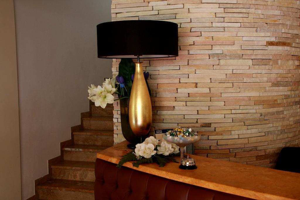 Hotel Monica แชร์เวีย ภายนอก รูปภาพ