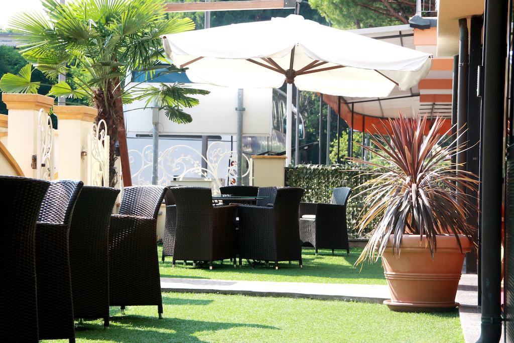 Hotel Monica แชร์เวีย ภายนอก รูปภาพ